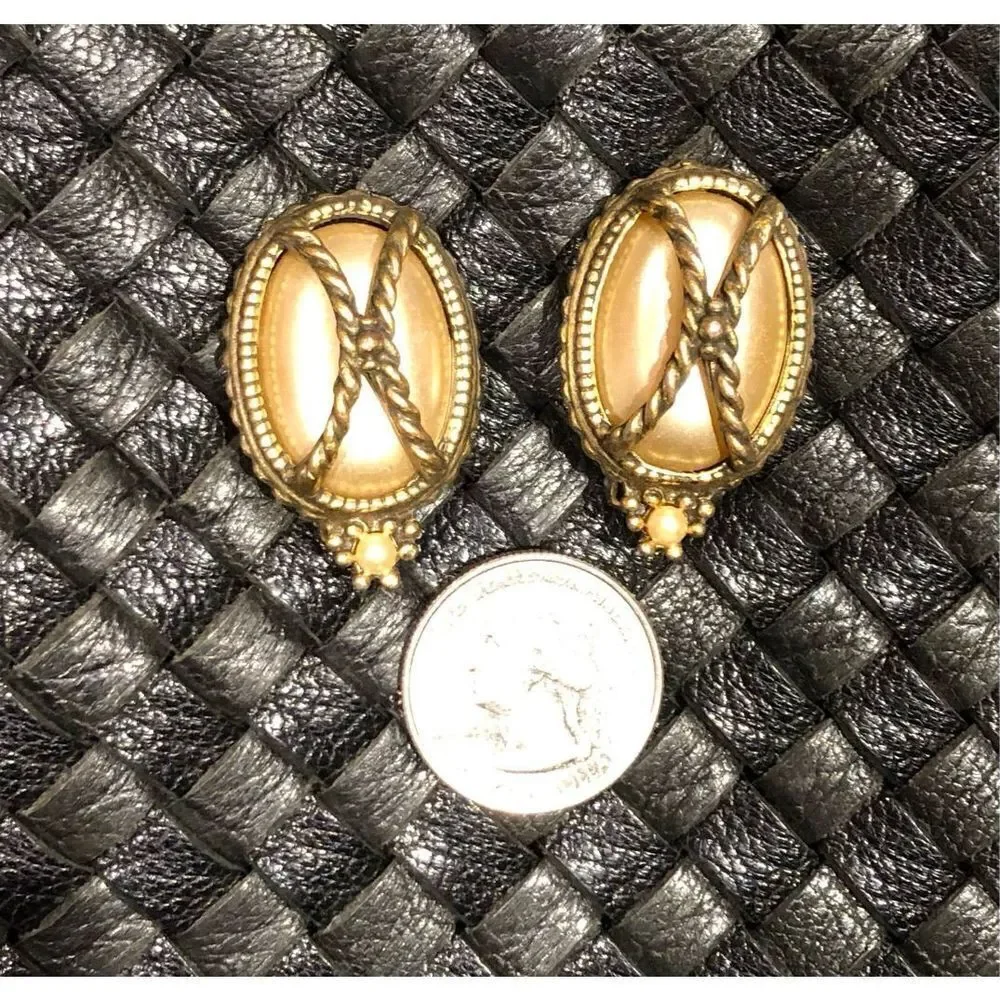 REGAL - 🎉HPx2 🎉 Vintage Regal Gothic-Style Oval Faux Pearl Chunky Clip-Ons